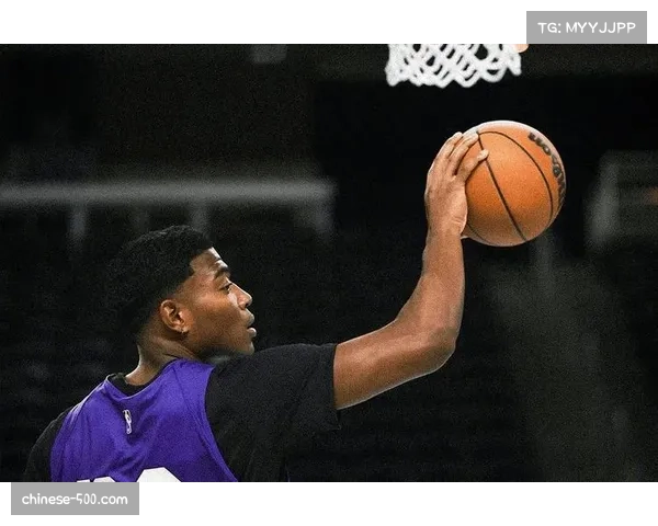 布朗尼NBA首秀手感冰冷十二投仅中一球表现挣扎引球迷热议